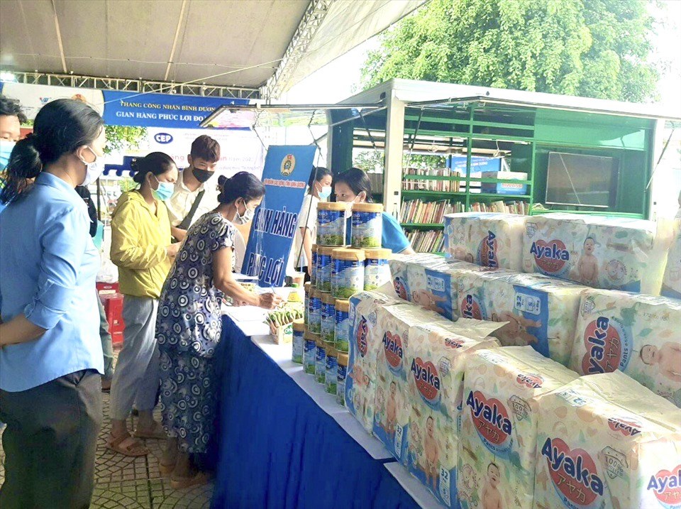 Hàng ngàn công nhân đến nhận sữa và tã của Nutifood tại Gian hàng phúc lợi 0 đồng do Liên đoàn Lao động tỉnh Bình Dương tổ chức.