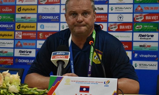 Huấn luyện viên trưởng U23 Lào trả lời họp báo sau trận thua đậm U23 Campuchia. Ảnh: T.D