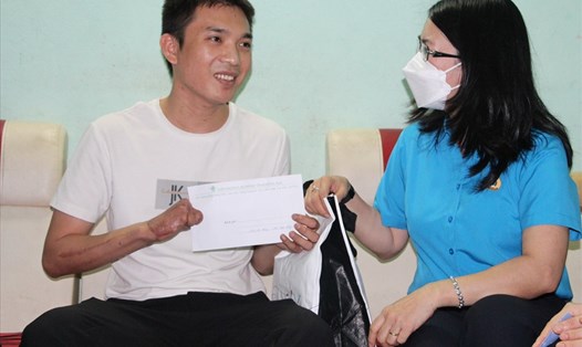 Thăm hỏi công nhân Trần Thanh Phong (26 tuổi, quê tỉnh Quảng Ngãi), làm công nhân Công ty TNHH Lực Quán công nghiệp Nhựa (Khu công nghiệp Tam Phước) bị tai nạn lao động với tỷ lệ thương tật 51%. Ảnh: Hà Anh Chiến