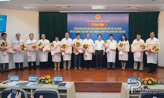 Chủ tịch UBND tỉnh Nguyễn Văn Phương tặng bằng khen cho ekip ca ghép tim xuyên Việt đặc biệt. Ảnh: