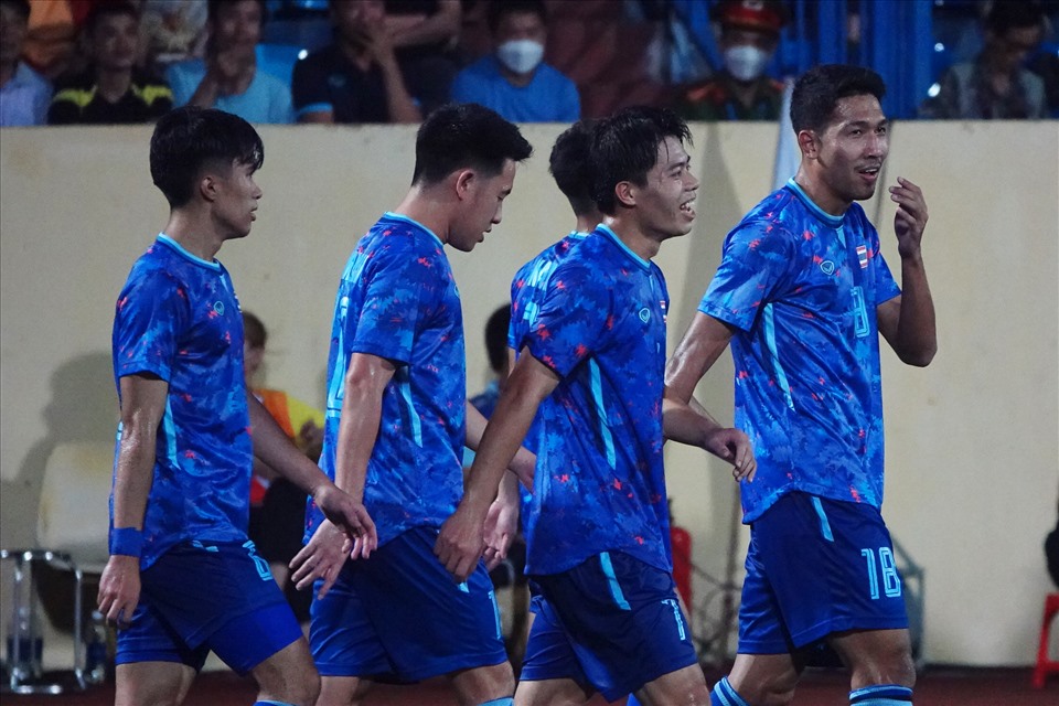 U23 Thái Lan thắng đậm U23 Singapore để giành ngôi nhì bảng B