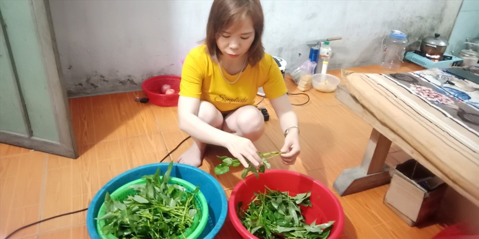Chị Chung Thị Tiệp nấu ăn ngày cuối tuần tại khu trọ. Ảnh: M.Hương