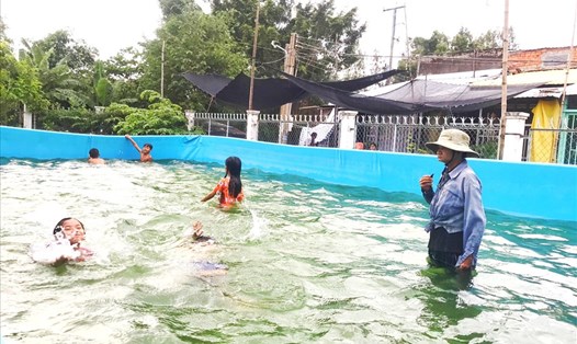Mô hình dạy bơi của bà Sáu Thia ở Đồng Tháp. Ảnh: Mai Hương