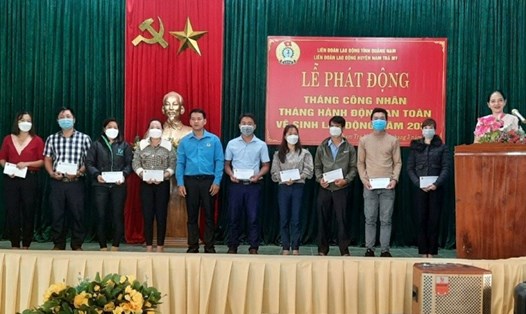Ông Nguyễn Mạnh Tài - Chủ tịch LĐLĐ huyện Nam Trà My trao quà
cho các đoàn viên bị ảnh hưởng bởi dịch bệnh COVID-19. Ảnh: Nguyễn Thị Hải