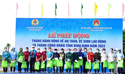 LĐLĐ tỉnh Bình Định tặng quà có đoàn viên, người lao động có hoàn cảnh khó khăn trong Tháng Công nhân. Ảnh: Đức Long