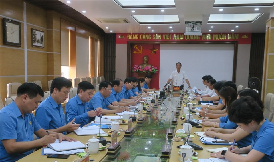 Ông Đỗ Mạnh Hiến - Phó Bí thư Thường trực Thành uỷ Hải Phòng làm việc với LĐLĐ TP.Hải Phòng. Ảnh: HN