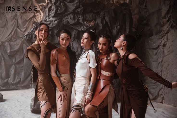 Đông Nhi đạt top 1 trending music Việt Nam với “Đôi mi em đang u ầu"