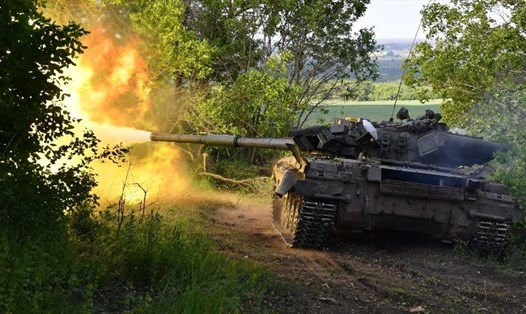 Lực lượng Lugansk khai hỏa từ một chiếc xe tăng T-80 về phía các vị trí của Ukraina. Ảnh: Sputnik