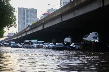 Loạt tuyến phố ở Hà Nội ngập sâu sau cơn mưa chiều 29.5. Ảnh: Tô Thế