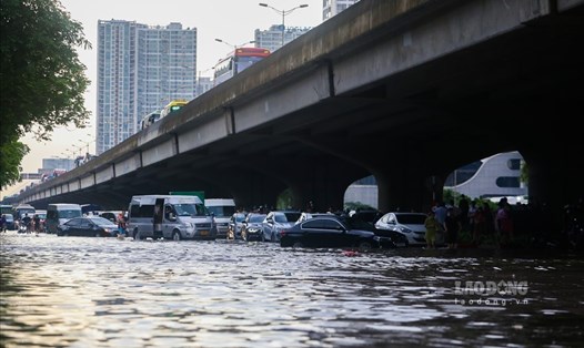 Loạt tuyến phố ở Hà Nội ngập sâu sau cơn mưa chiều 29.5. Ảnh: Tô Thế
