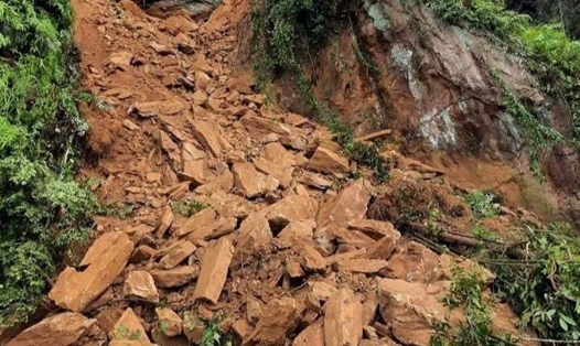Hàng nghìn m3 đất đá sạt lở khiến việc lưu thông trên đường tỉnh 172 bị tê liệt. Ảnh: CTV.