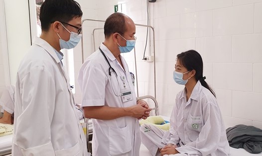PGS.TS Đỗ Duy Cường - Giám đốc Trung tâm Bệnh nhiệt đới (áo trắng, ở giữa) thăm khám cho bệnh nhân đang điều trị tại Trung tâm. Ảnh: BVCC