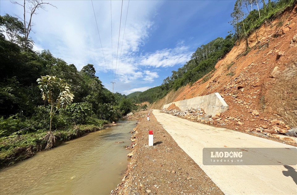 Trên khoảng hơn 6km đã hoàn thành của hạng mục cải tạo nâng cấp đường từ Tân Trào đi mỏ đá Thiên Sơn đến đền Cấm (TP. Tuyên Quang) xuất hiện cả chục điểm sạt lở taluy dương và xói mòn taluy âm sau lũ.