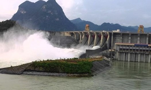 5 giờ 30 phút chiều 1.6.2022, Thủy điện Tuyên Quang mở cửa xả thứ nhất xả lũ. Ảnh: TL