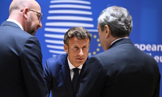 Tổng thống Pháp Emmanuel Macron (giữa) thảo luận với Thủ tướng Italia Mario Draghi (phải) và Chủ tịch Hội đồng Châu Âu Charles Michel (trái) trước hội nghị đặc biệt của Hội đồng Châu Âu ở Brussels ngày 30.5.2022. Ảnh: AFP