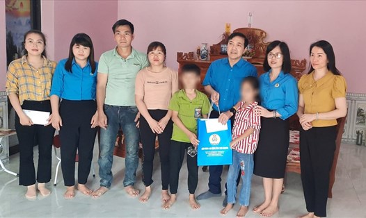 Lãnh đạo LĐLĐ tỉnh Thái Nguyên trao quà cho các cháu con công nhân. Ảnh: CĐTN
