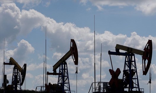 Giá dầu tiếp đà tăng sau khi Liên minh Châu Âu (EU) ban hành lệnh cấm nhập khẩu dầu từ Nga. Ảnh: Reuters