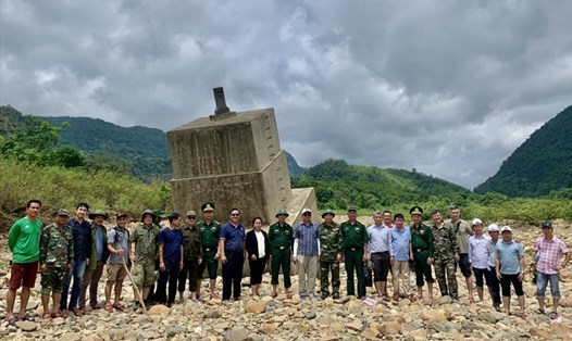 Đoàn chuyên viên biên giới Việt Nam và Lào tham gia khảo sát tình trạng sạt lở ở mốc quốc giới tại thôn Cù Bai. Ảnh: BP.