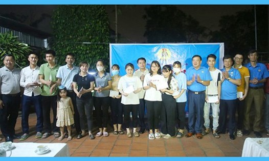 Lãnh đạo LĐLĐ tỉnh; LĐLĐ thành phố Việt Trì; Công đoàn các khu Công nghiệp tỉnh Phú Thọ trao quà cho các hộ gia đình công nhân lao động.