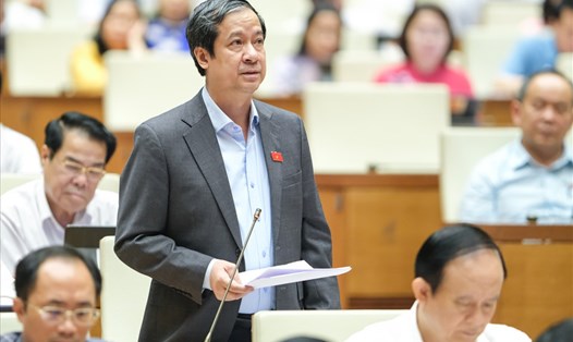 Bộ trưởng Bộ Giáo dục và Đào tạo Nguyễn Kim Sơn phát biểu giải trình trước Quốc hội. Ảnh: PV