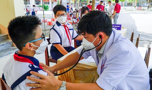 Kiểm tra sức khỏe trước khi tiêm vaccine phòng COVID-19 tại tỉnh Cà Mau. Ảnh: Hồng Nhung