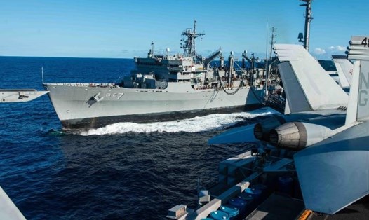 Tàu USNS Rainier cùng tàu sân bay USS John C. Stennis trong cuộc tập trận hàng hải Vành đai Thái Bình Dương năm 2016. Ảnh: Hải quân Mỹ