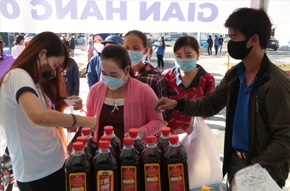 Công nhân lao động tại phiên chợ 0 đồng do LĐLĐ tỉnh Bình Dương tổ chức. Ảnh: Đ.T