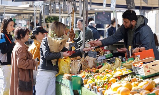 Một khu chợ thực phẩm ở Paris, Pháp. Ảnh: AFP