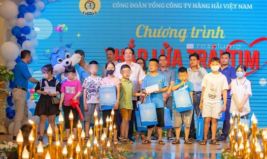 Lãnh đạo Công đoàn Tổng Công ty Hàng hải Việt Nam trao tặng quà tới các cháu tại chương trình.