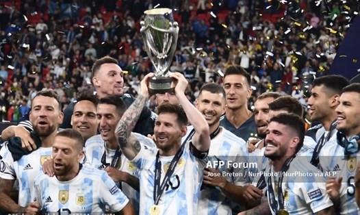 Messi và các đồng đội dễ dàng đánh bại Italia để đoạt Siêu cúp Liên lục địa.  Ảnh: AFP