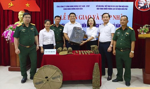 Đại diện lãnh đạo ACV trao tặng hiện vật chiến tranh cho Bảo tàng Chiến thắng lịch sử Điện Biên Phủ. Ảnh: Bảo tàng CTLSĐBP.