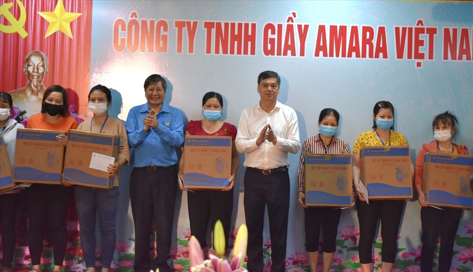 Phó Chủ tịch Thường trực Tổng LĐLĐVN Trần Thanh Hải (thứ ba, từ trái sang) và Phó Chủ tịch UBND tỉnh Nam Định Trần Lê Đoài trao quà cho công nhân khó khăn. Ảnh: T.D