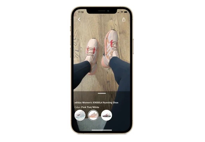 Người dùng Amazon sẽ có thể thử giày ngay trên điện thoại của mình với công nghệ thực tế ảo. Ảnh: Amazon