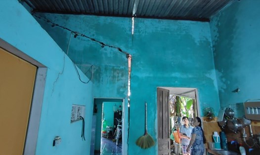 Nhà bà Nguyễn Thị Cường (thôn An Ngãi 1) nằm trong vùng sạt lở bị nứt toát nhưng vẫn chưa được di dời. Ảnh: Thanh Chung