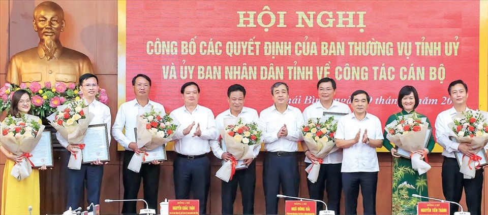 Thường trực Tỉnh ủy Thái Bình tặng hoa chúc mừng 7 cán bộ, lãnh đạo vừa được giao nhiệm vụ mới. Ảnh: T.T