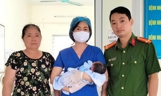 Bé trai sơ sinh bị bỏ rơi đang được chăm sóc tại Trạm Y tế xã Tuấn Việt. Ảnh: CTV