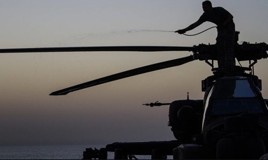 Vệ sinh trực thăng Apache sau cuộc tập trận của Hải quân Mỹ ở Vịnh Ba Tư. Ảnh: Lầu Năm Góc