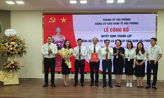 Lãnh đạo Đảng ủy Khu kinh tế Hải Phòng trao quyết định thành lập Đảng bộ Công ty TNHH LG Display Việt Nam Hải Phòng. Ảnh: MC