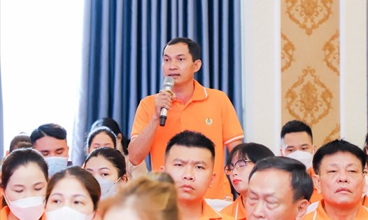Công nhân lao động phát biểu, nêu kiến nghị với Chủ tịch UBND tỉnh Nghệ An ngày 22.5. Ảnh: QĐ