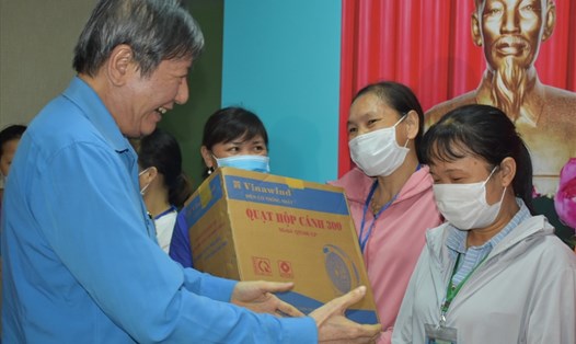 Lãnh đạo Tổng LĐLĐVN trao quà cho công nhân lao động khó khăn của Công ty TNHH giầy Amara Việt Nam. Ảnh: T.D