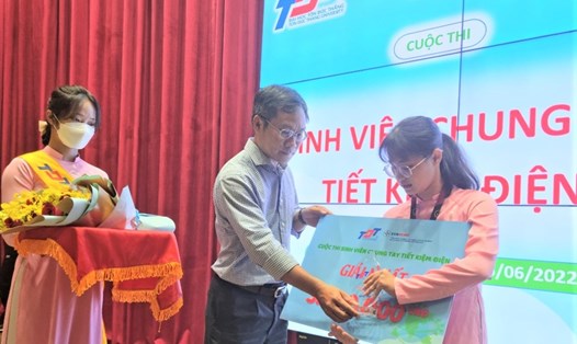 Ông Bùi Trung Kiên - Phó Tổng Giám đốc EVNHCMC - trao thưởng cho sinh viên đạt giải nhất cuộc thì hình thức infographic. Ảnh: Nam Dương