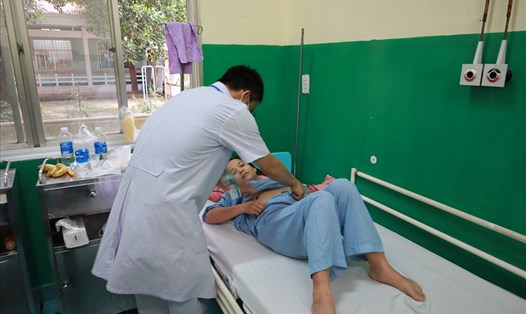 Bệnh nhân sốt xuất huyết nhập viện cấp cứu. Ảnh: Nguyễn Ly