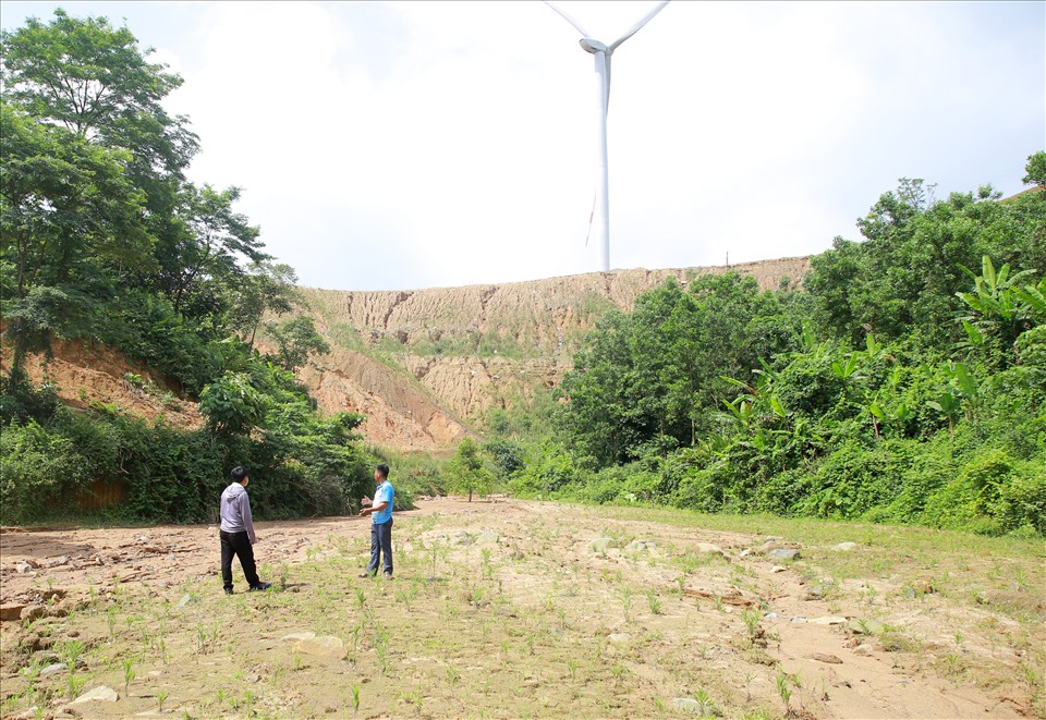 Bãi thải của dự án điện gió ở trên bồi lấp ruộng lúa của người dân phía dưới. Ảnh: Hưng Thơ
