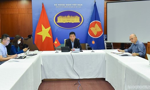 Đại sứ Vũ Hồ, Quyền Trưởng SOM ASEAN Việt Nam dẫn đầu đoàn Việt Nam tham dự các Hội nghị quan chức cao cấp (SOM) Diễn đàn khu vực ASEAN (ARF) trực tuyến. Ảnh: Báo Quốc tế/Bộ Ngoại giao
