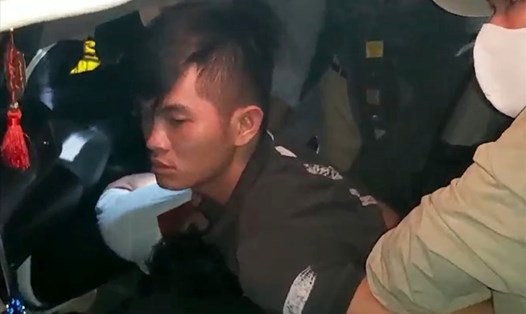 Đặng Quang Huy (áo đen) bị khống chế ngay trên xe taxi. Ảnh: Mạnh Hùng.