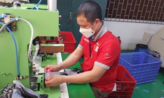 Đoàn viên và người lao động hăng hái thi đua lao động sản xuất tại Công ty TNHH găng tay Dongwon.
