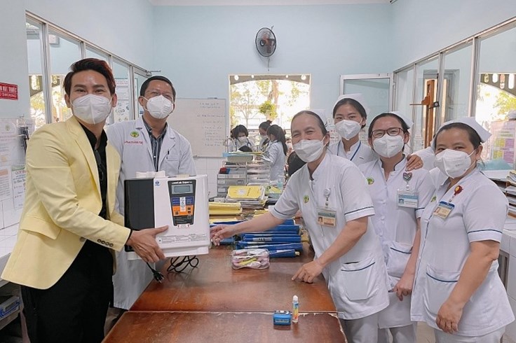 MC Hồng Phúc và con trai làm thiện nguyện MC Hồng Phúc và con trai làm thiện nguyện