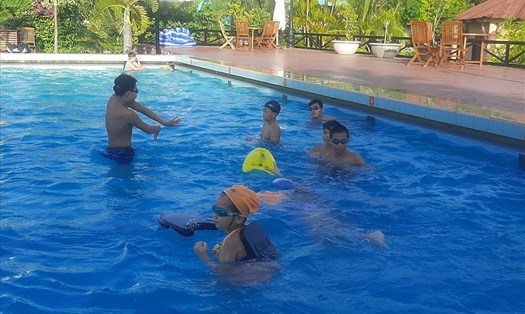 Nhiều lớp dạy bơi miễn phí cho trẻ em ở Phú Yên được thành lập nhằm huấn luyện kỹ năng phòng tránh tai nạn đuối nước cho trẻ.