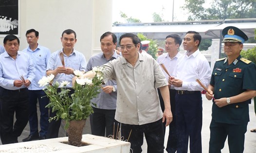 Thủ tướng Phạm Minh Chính dâng hương tại phần mộ 10 nữ liệt sỹ TNXP Nga ba Đồng Lộc. Ảnh: TT.