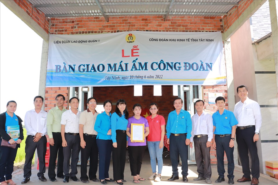 Lãnh đạo và các đơn vị đồng hành trao tặng nhà cho đoàn viên Phạm Thị Kim Ngọc - CĐCS Công ty TNHH Gain Lucky Việt Nam